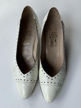 Vtg Salvatore Ferragamo Heels 8.5 AA Narrow White Spectator Pump Italy
